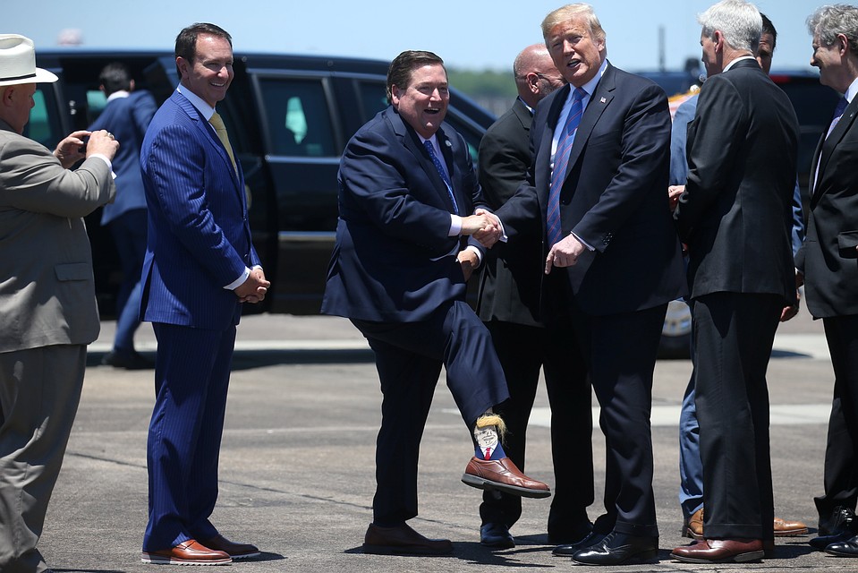 В США вице-губернатор встретил Трампа в носках с его портретом