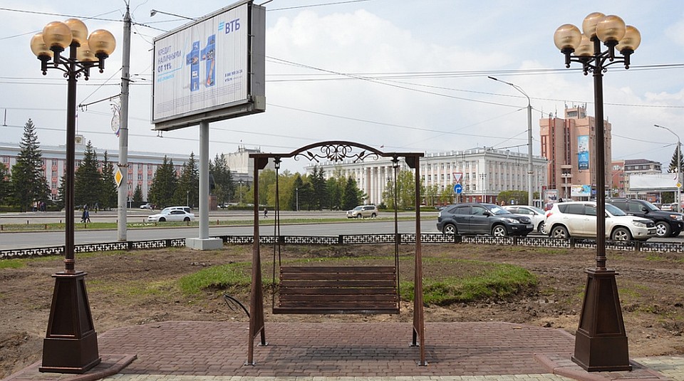В центре Барнаула завершается обустройство зеленого уголка.