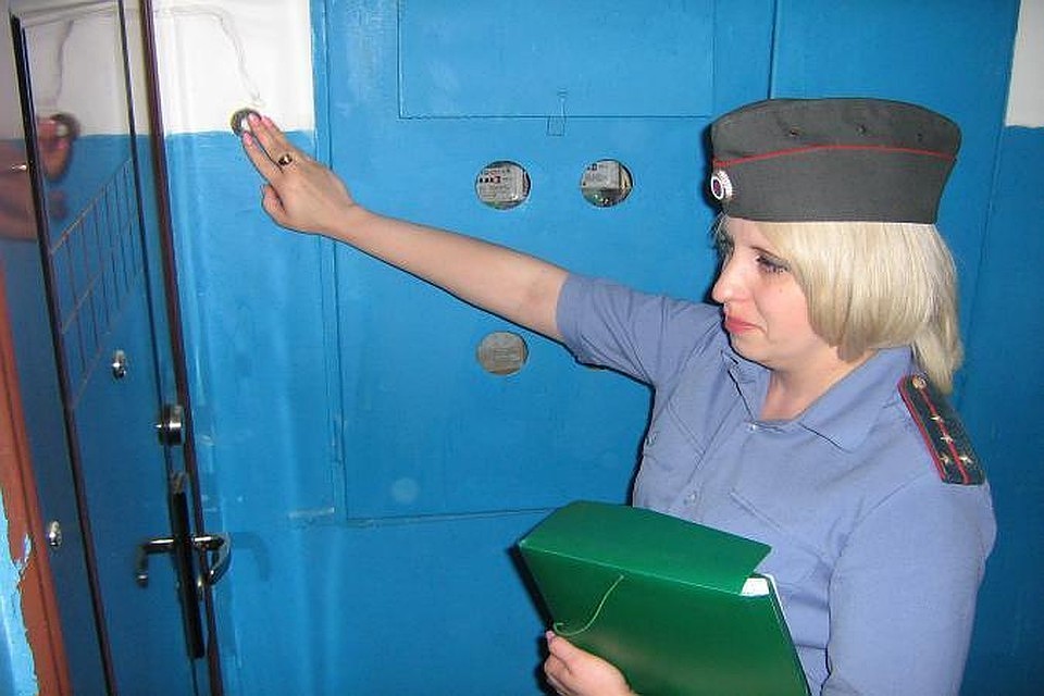 Женщина получила условный срок за нападение на инспектора ОДН