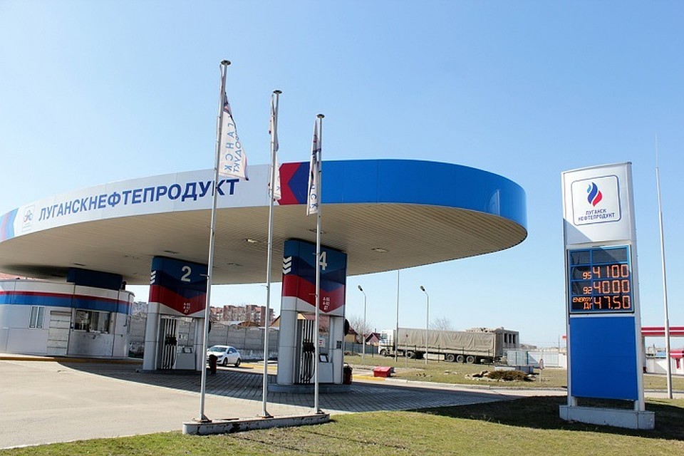 В 2018 году Совет министров ЛНР принял постановление, по которому все АЗС должны снизить цены на топливо до уровня российских. Фото: lnp-lnr.ru