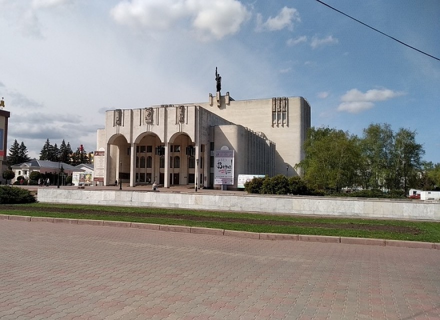 Сверху чашу облицуют гранитом, превратив зону фонтана в пешеходную