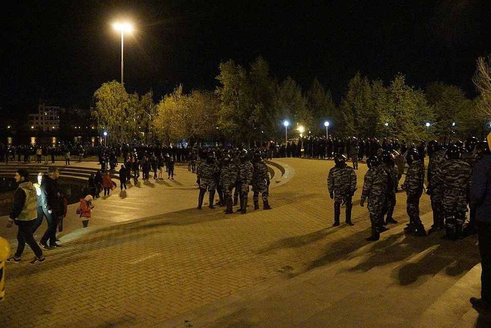 Каждый вечер в сквере было жарко не только из-за теплой погоды