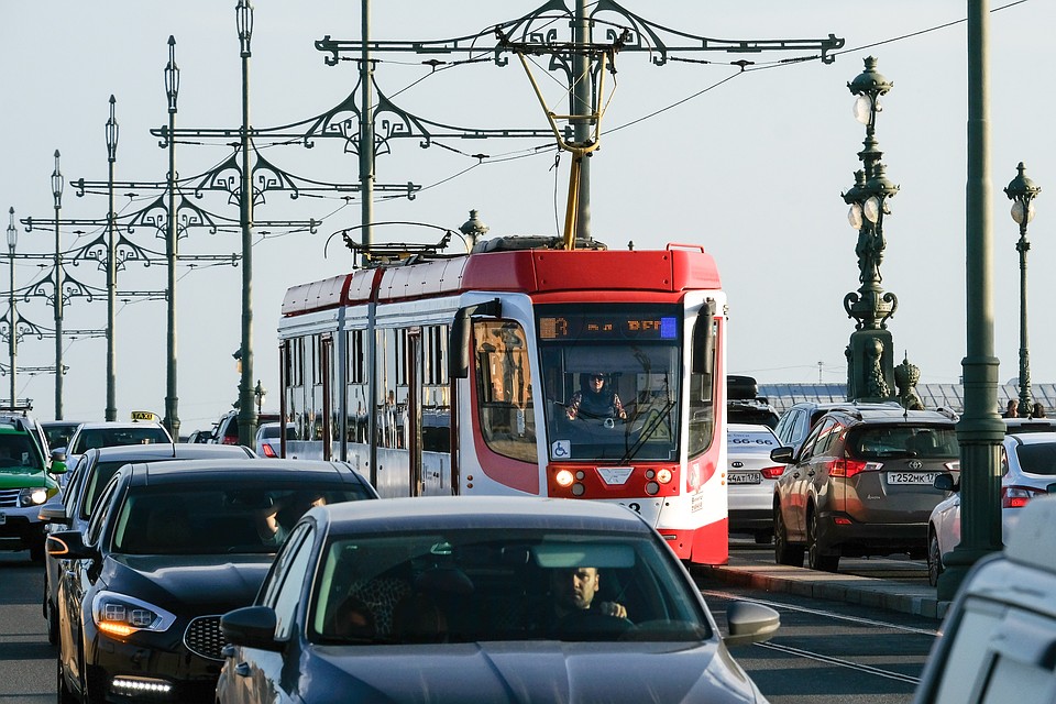 Петербург встал в пробках