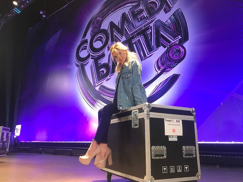 Софья Лобанова на сцене "Comedy Battle"