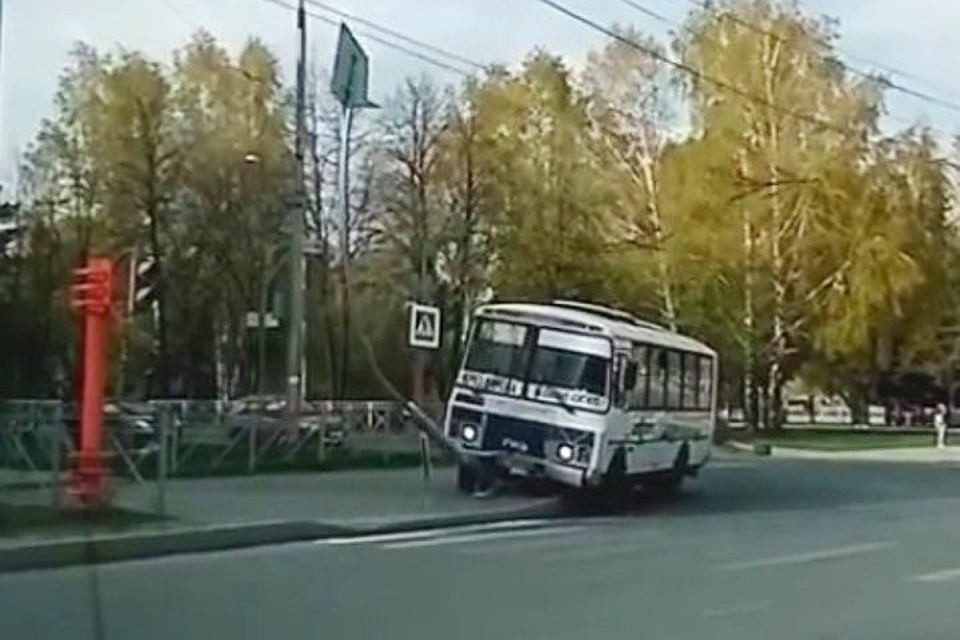 Водитель маршрутки взял на таран столб на кемеровском перекрестке. ФОТО: кадр видео Instagram