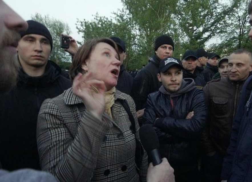 Оксана Иванова спорит с защитниками сквера на второй день противостояния