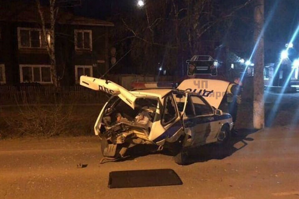 В патрульном автомобиле смята задняя часть Фото: ЧП-Красноярск