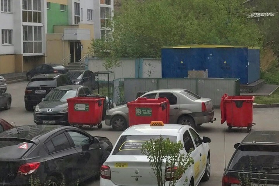 Кемеровчане обложили мусором автомобиль короля парковки. ФОТО: vk.com, "Инцидент Кемерово", Катрин Колесина.