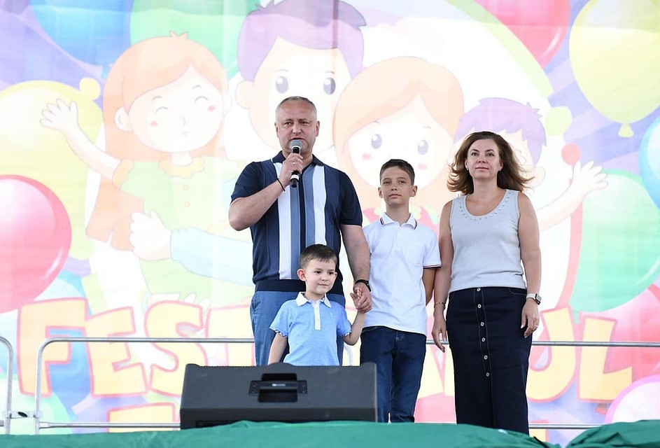 Игорь Додон с семьей принял участие в открытии грандионого Фестиваля семьи. Фото: пресс-служба президента