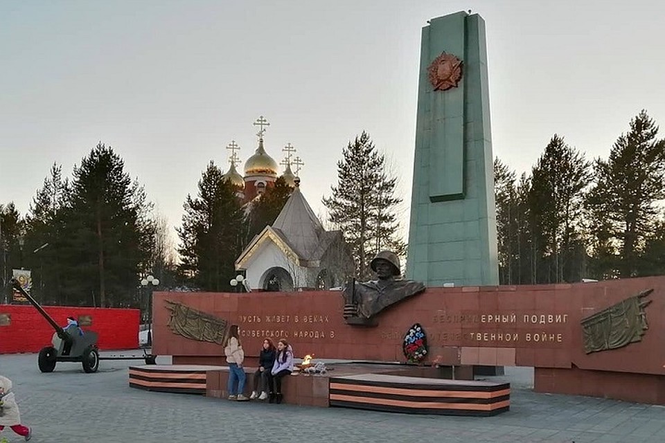 В Ноябрьске осудили поведение подростков возле Вечного огня Фото: группа "Независимый Ноябрьск" vk.com