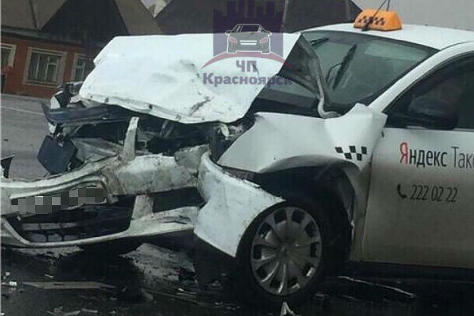 Трое пострадали в жесткой аварии с такси под Красноярском. Фото: ЧП - Красноярск.
