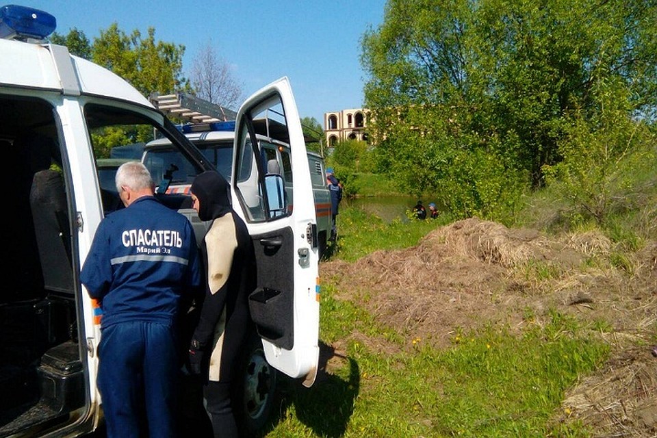 Тело погибшего искали водолазы