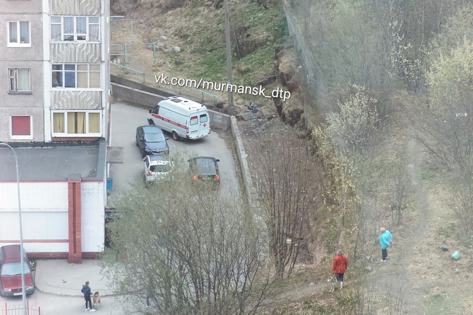 Приехавшие медики могли только констатировать смерть 63-летнего мурманчанина. Фото: Мурманск ДТП ЧП