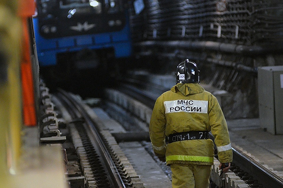 Пассажиры трех поездов, застрявших на Большой кольцевой линии московского метро, были эвакуированы