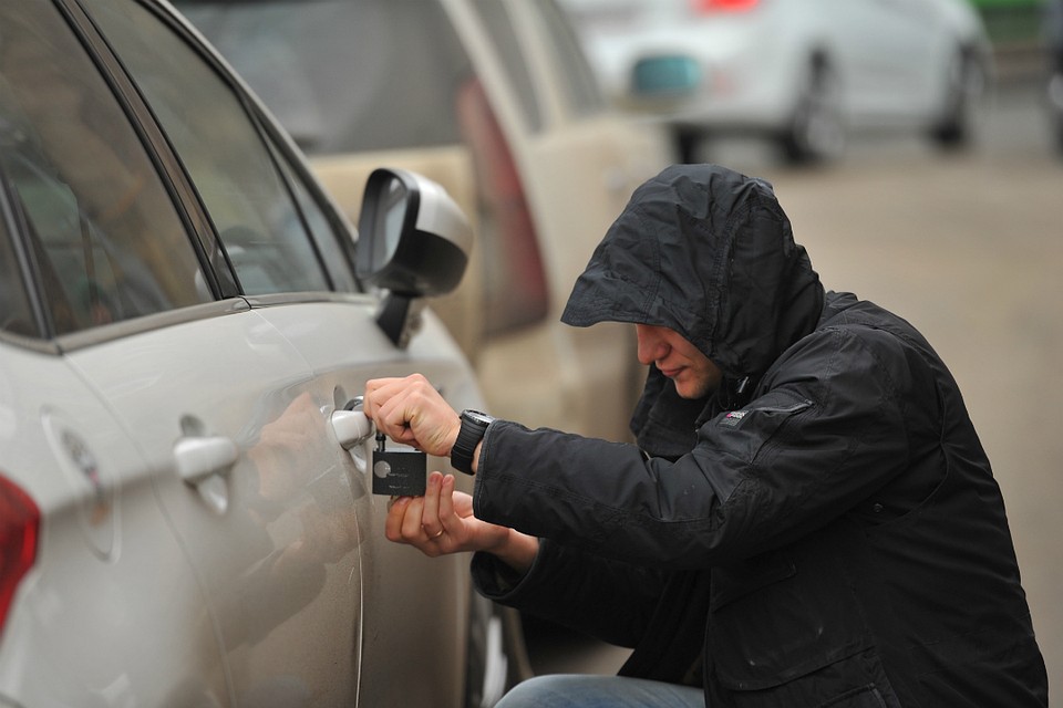 Два года за два угнанных автомобиля и кражу магнитолы из третьей машины получил 25-летний кировчанин