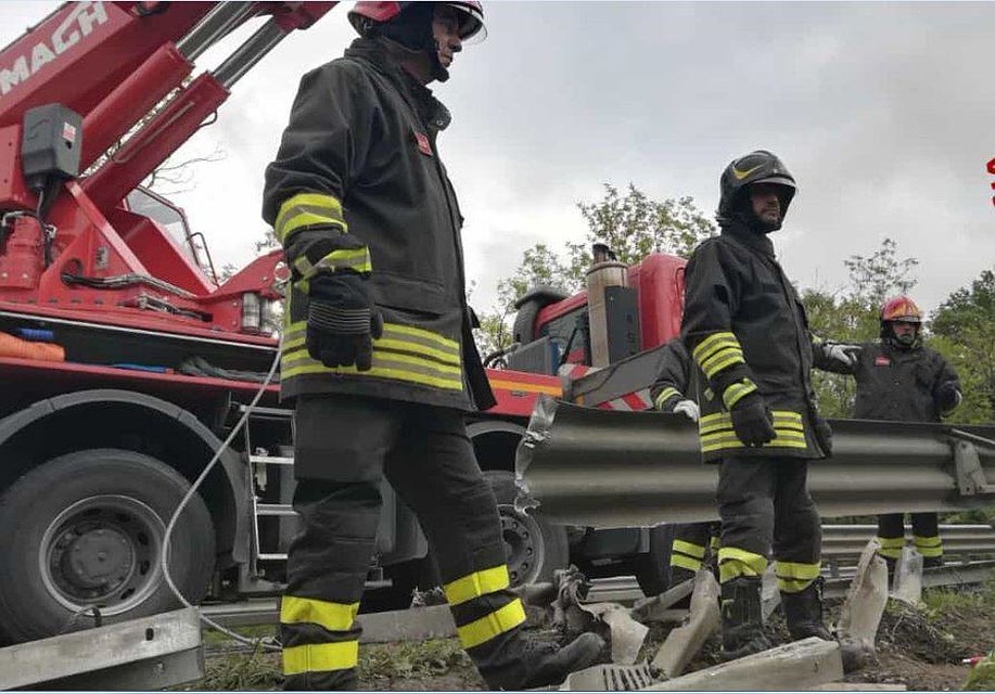 В Италии перевернулся туристический автобус