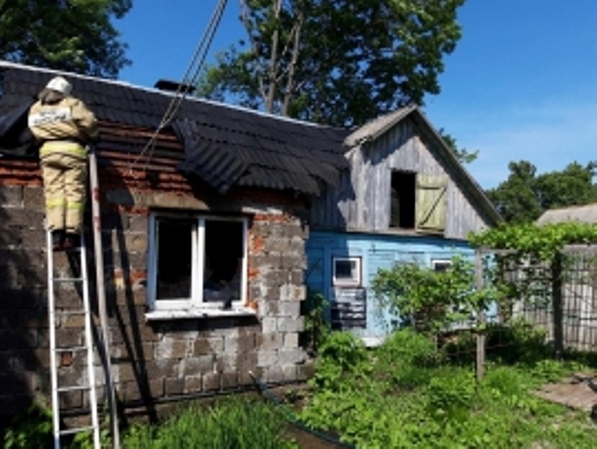 Огонь повредил кровлю, а одной из комнат закоптились стены и потолок