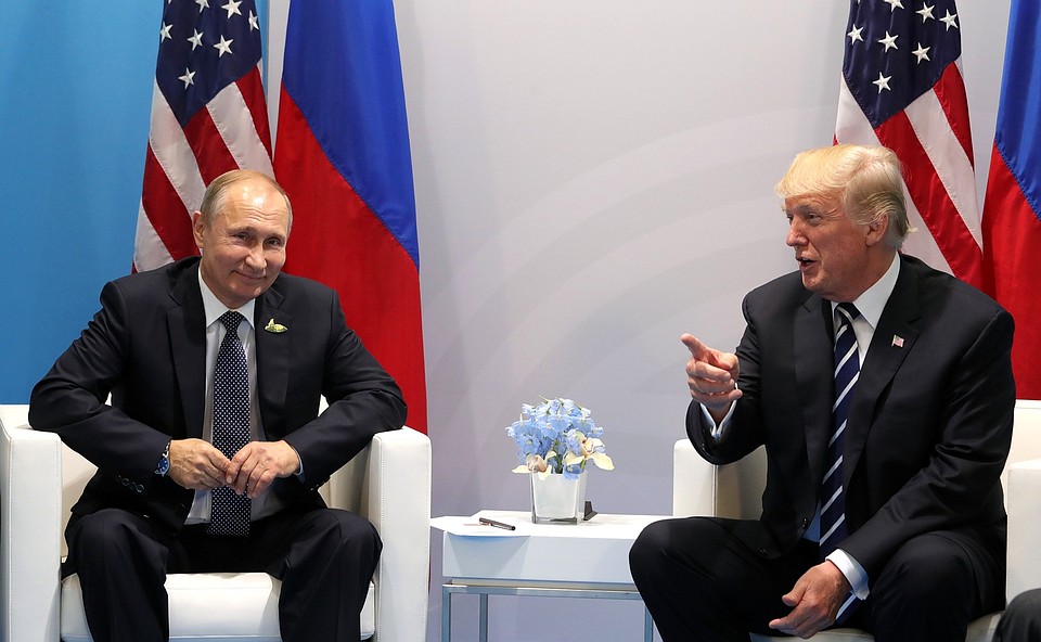 Владимир Путин и Дональд Трамп (справа)