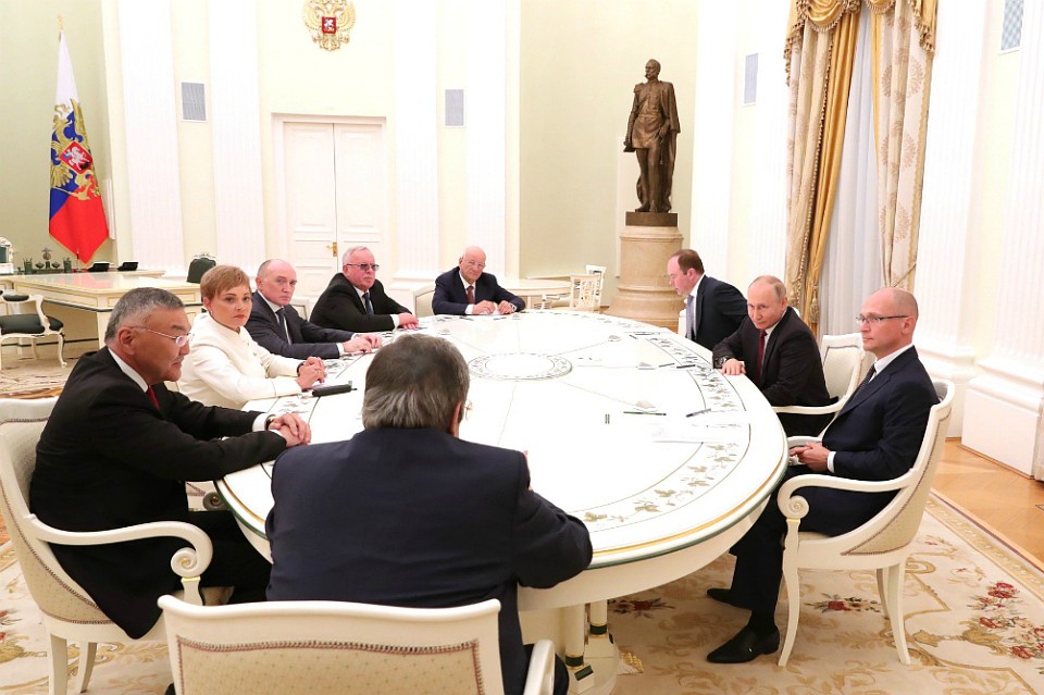 Президент встретился с вышедшими в отставку.