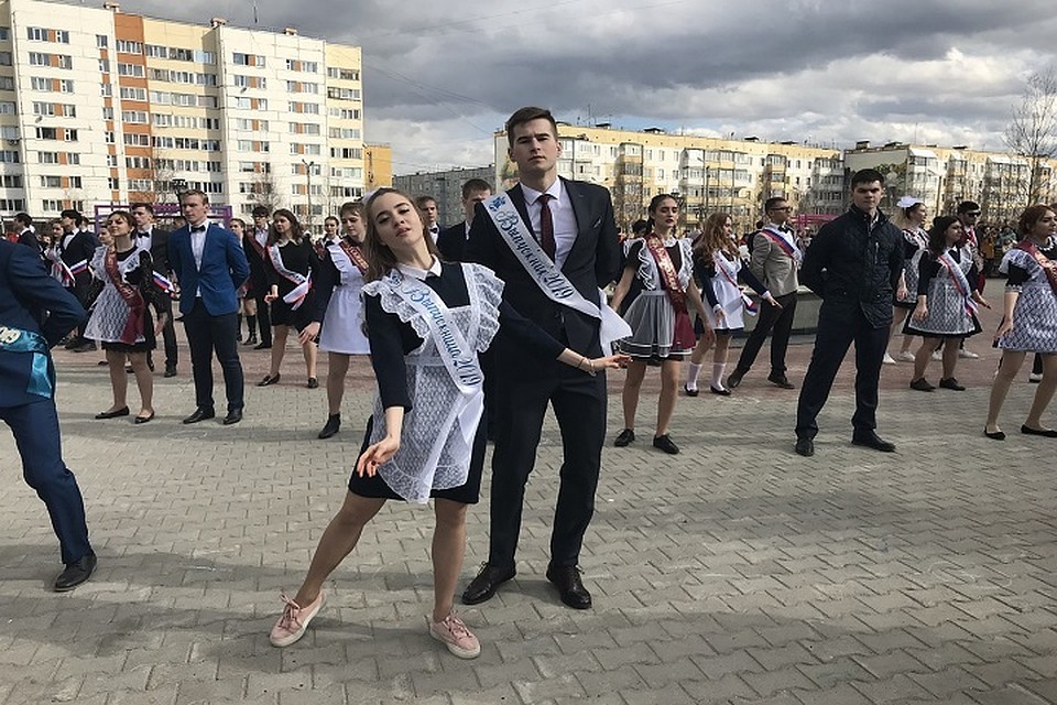 В Ноябрьске в школьном вальсе кружились сразу 300 пар Фото: Администрация Ноябрьска