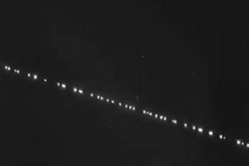 В Нидерландах сняли на видео движение по орбите спутников связи Starlink. Фото: скрин с видео