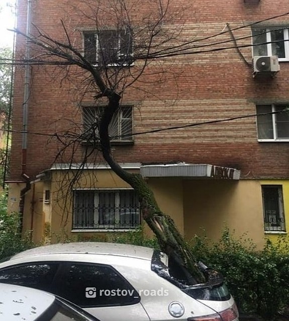 Фото с места ЧП: @rostov_roads, Instagram.