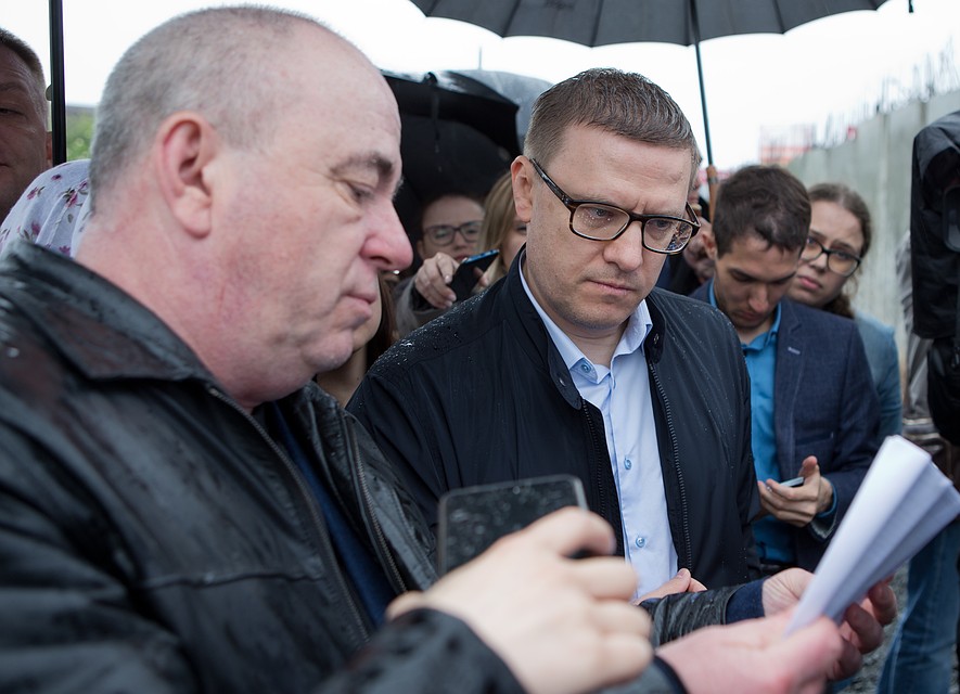 Александра Шабалина отстранили от должности во время совещания по строительству моста по Троицкому тракту. Фото: gubernator74.ru