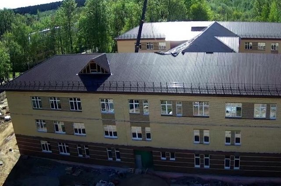 В Дно работы по строительству новой школы вышли на финишную прямую. Фото: АПО