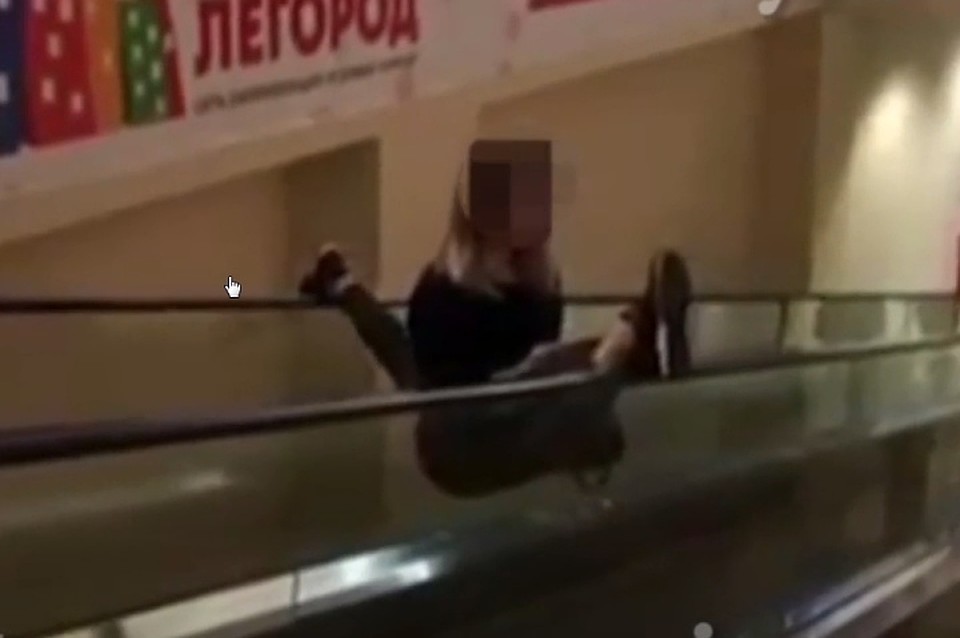 Новокузнечанка села на шпагат на эскалаторе Фото: Сити-н