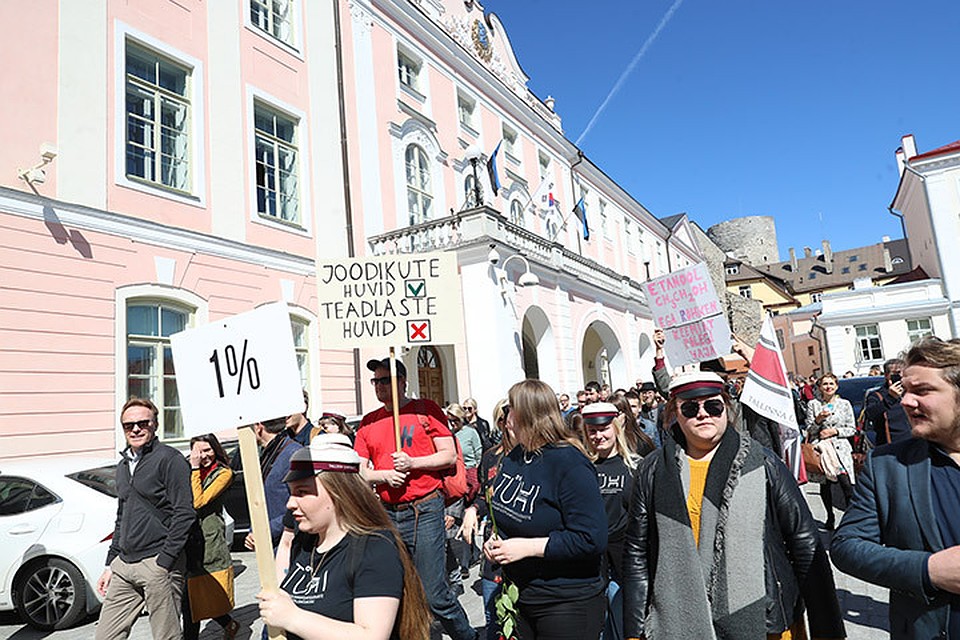 Ученые устроили в Таллине акцию протеста в связи с решением правительства Эстонии отказаться от дополнительного финансирования науки. Фото: Прийт Мюрк/ERR