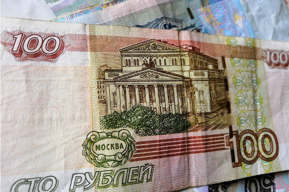 Красноярцам рассказали о выпуске лакированных 100-рублевых купюр.