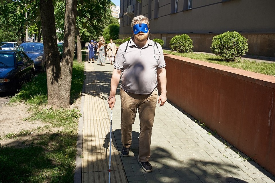 Пройтись по маршруту смогли и слабовидящие, и зрячие люди - с закрытыми глазами Фото предоставлено организаторами/ Павел Поташников