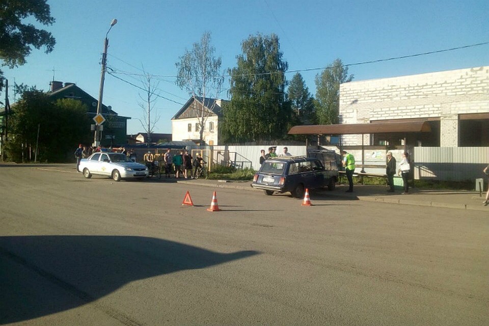 ДТП произошло на остановке «улица Боровая» в Коминтерне. Фото: УГИБДД УМВД России по Кировской области