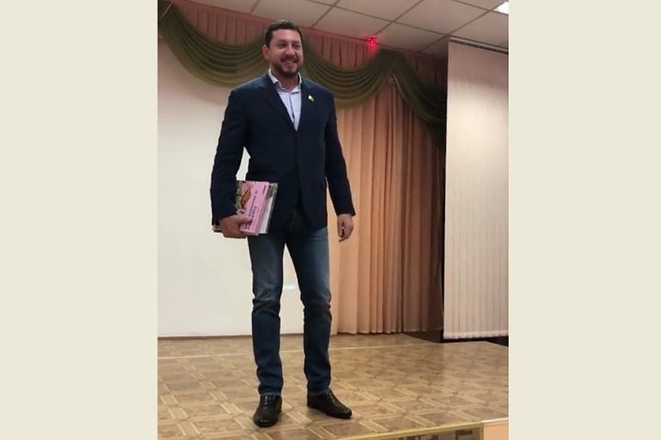Дети из Новокузнецка получили в подарок книги от «Комсомольской правды». ФОТО: Instagram Евгения Ившина.