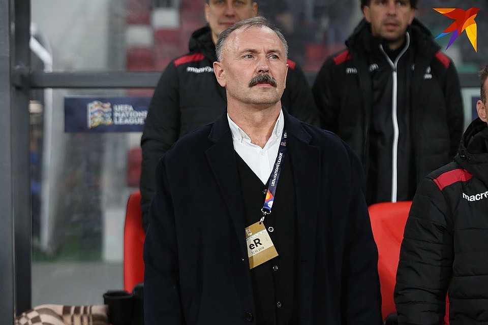 К Игорю Криушенко на улице подходят и желают удачи в игре с Германией.