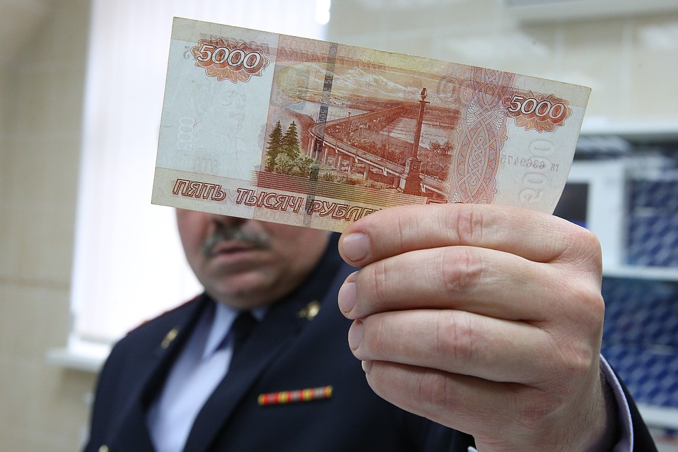 Житель Сыктывкара приобрел фальшивую пятитысячную купюру в Москве, но расплатился ею в столице Коми.