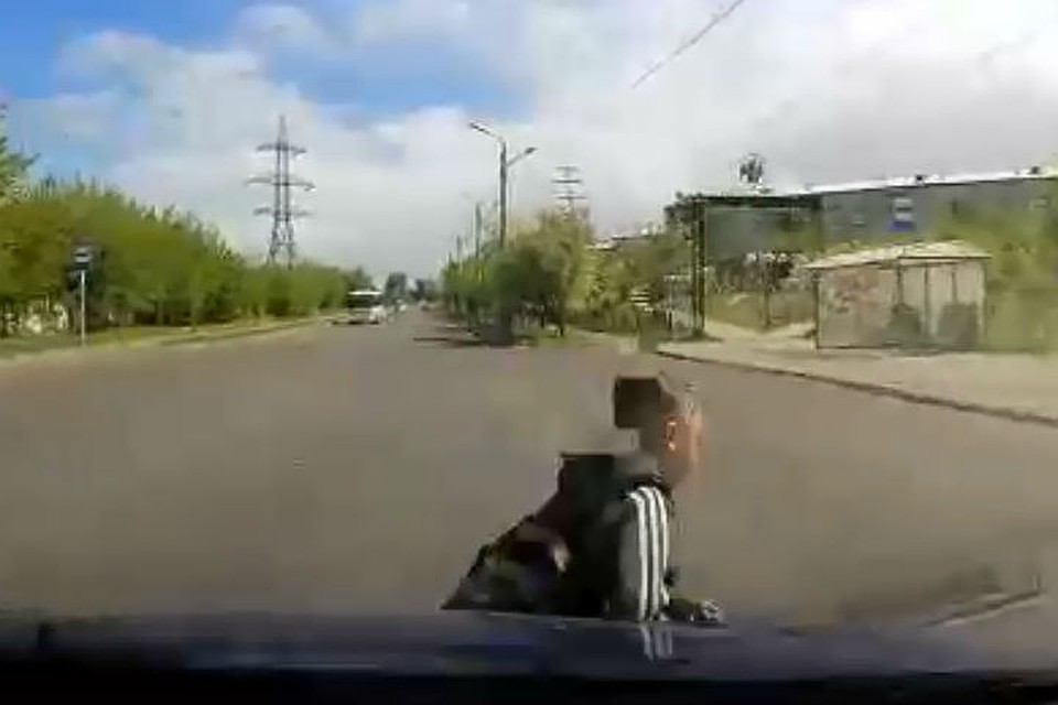 Школьник кинулся под колеса иномарки в Красноярске. Фото, видео: ГИБДД, соцсети.