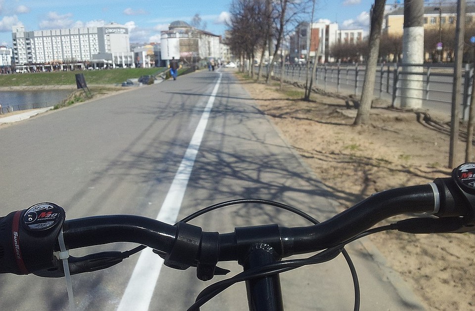 За сутки двое велосипедистов оказались под колесами авто