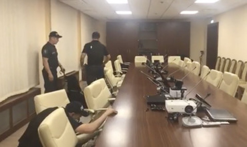 Сразу же здание стали проверять на наличие бомб