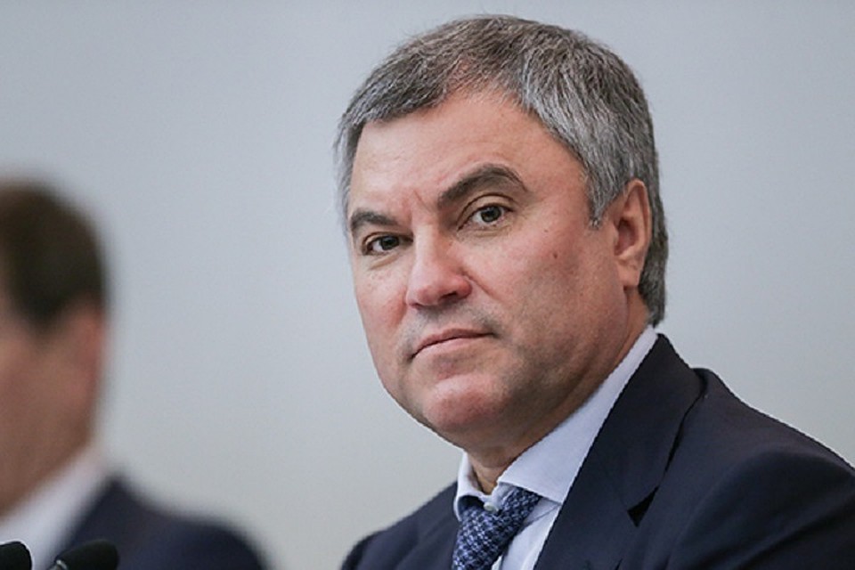 Вячеслав Володин поздравил Зинаиду Гречаный (Фото: пресс-служба Госдумы).