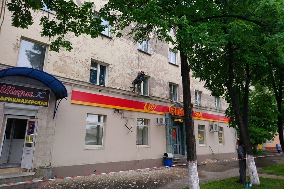 В Кемерове ремонтируют фасады домов напротив сквера на месте «Зимней вишни».