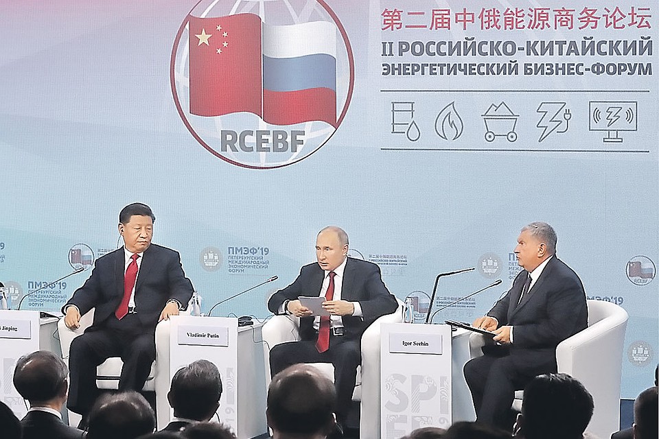 Председатель КНР Си Цзиньпин, Президент России Владимир Путин и глава «Роснефти» Игорь Сечин на II Российско-китайском энергетическом бизнес-форуме. Фото: Михаил МЕТЦЕЛЬ/ТАСС