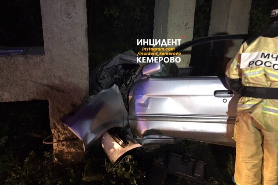 В Кемерове легковой автомобиль врезался в бетонную стену. ФОТО: vk.com, "Инцидент Кемерово".