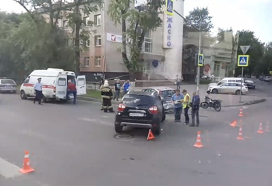 Два автомобиля не смогли разъехаться на перекрестке.