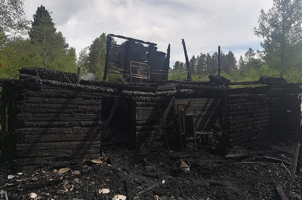 Тела обнаружили при разборе пожарища. Фото: СУ СКР по Свердловской области