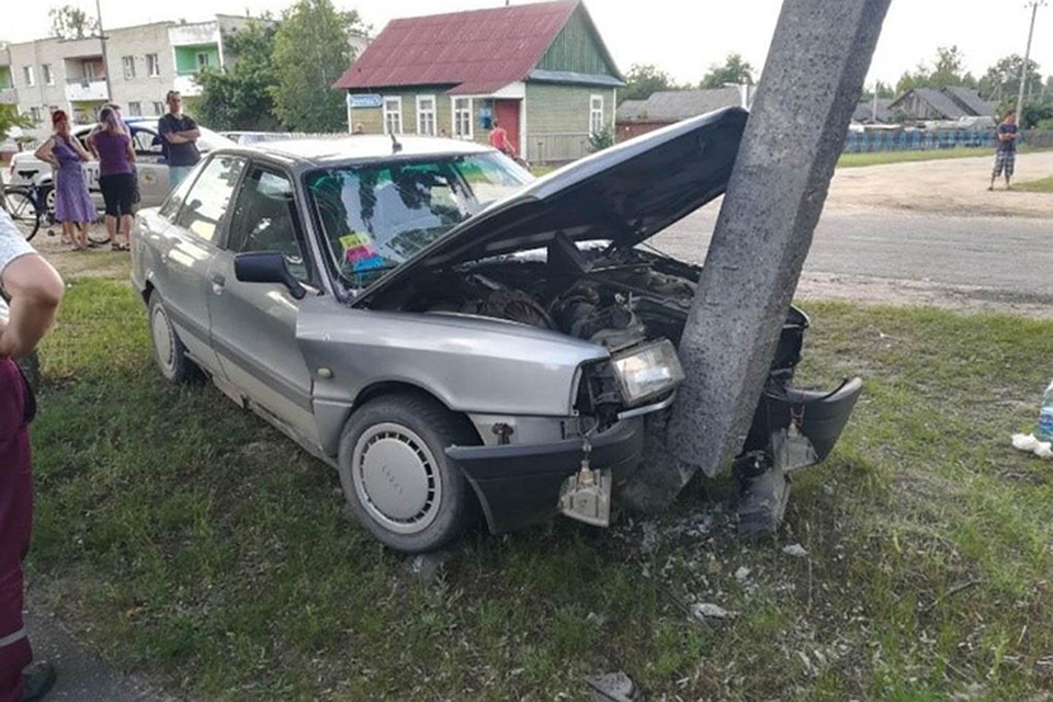 Автомобиль врезался в столб в Дрогичинском районе. Фото: ГАИ.