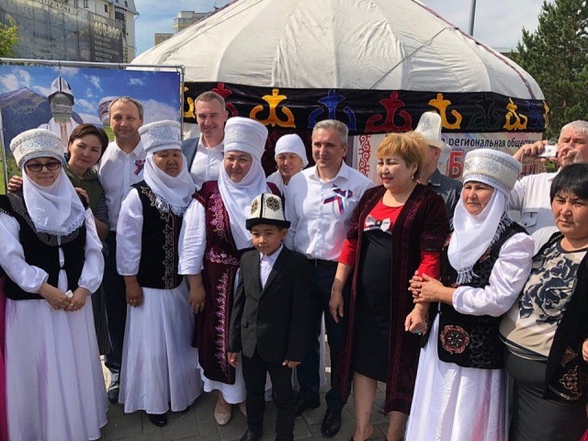 Губернатор сфотографировался с башкирами