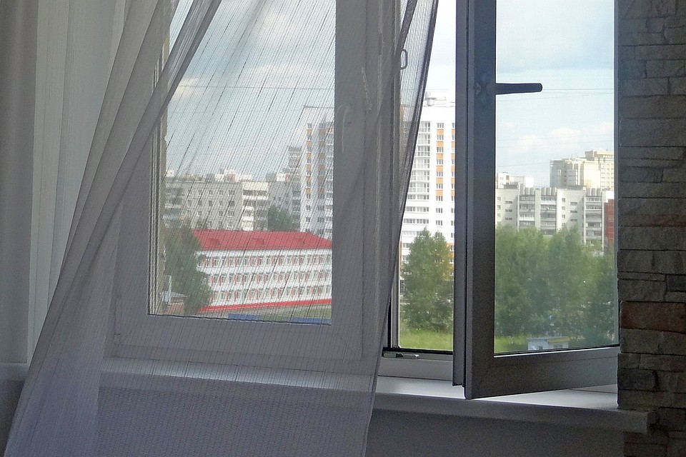В Новом Уренгое из окна с девятого этажа выпал мужчина