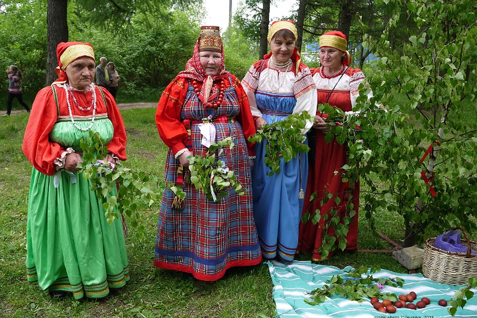 Старинный обряд собирала по крупицам, а теперь хранит руководитель Барановского фольклорного хора Галина Михайловна Сазанова (вторая слева). Фото: Татьяна Вавилова