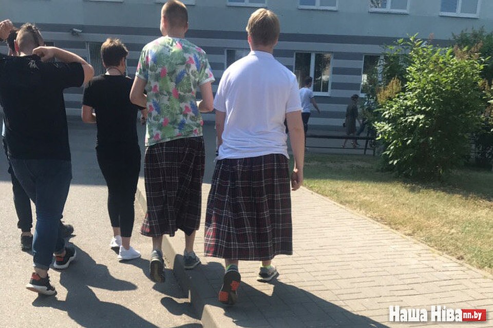Студентов минского колледжа, пришедших на занятия в шортах, переодели в платья. ФОТО: nn.by